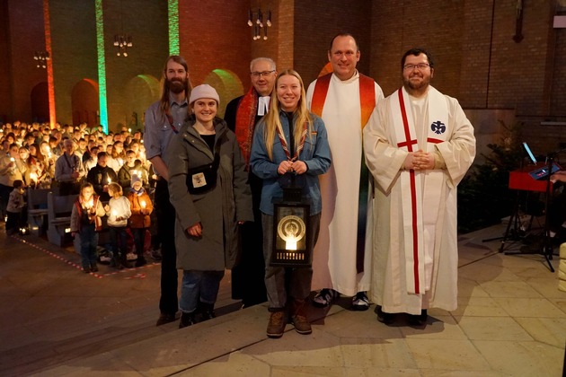 Friedenslicht aus Bethlehem in Dortmund ausgesendet - Lichtermeer aus 800 Kerzen in der St. Joseph Kirche