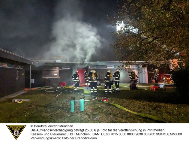 FW-M: Brand zerstört leerstehendes Gebäude (Trudering)