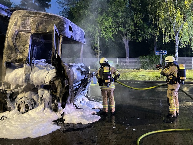 FW Lehrte: LKW-Fahrer kann sich aus brennender Fahrerkabine retten