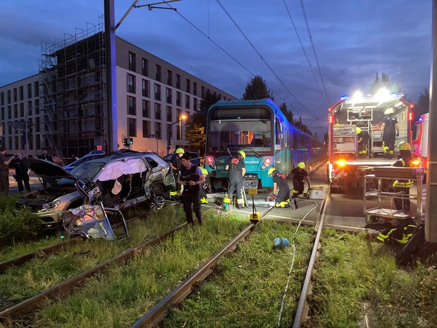 FW-F: Riedberg, Verkehrsunfall PKW gegen U-Bahn.
