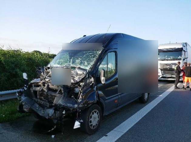 POL-ROW: ++ Autobahn nach Auffahrunfall mehrere Stunden teilgesperrt (FOTO) ++ Auffällige blaue Schwalbe gestohlen (FOTO) ++ LoF-Gespann zweckentfremdet genutzt (FOTO) ++