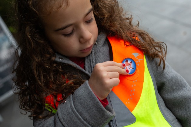 Die Sicherheitsweste LUMI wird Kinder auf dem Schulweg begleiten