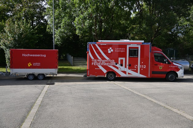 FW LK Esslingen: Landkreis Esslingen stärkt Bevölkerungsschutz - Übergabe neuer Einsatzfahrzeuge in Wendlingen