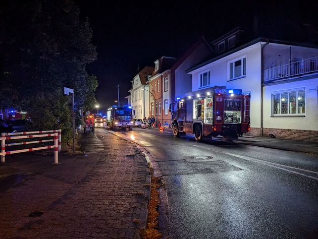 FW-ROW: Brennt Keller in Mehrfamilienhaus - mehrere Personen aus dem Gebäude durch die Feuerwehr gerettet