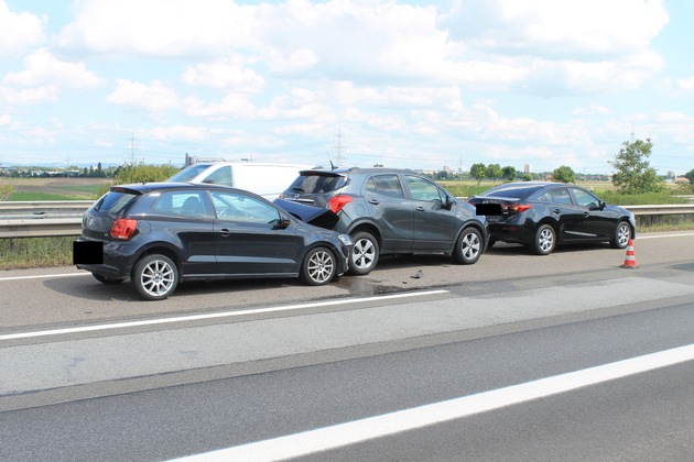 POL-PDNW: Verkehrsunfall auf Autobahn mit Folgeunfall wegen Schaulustigen und Handynutzung