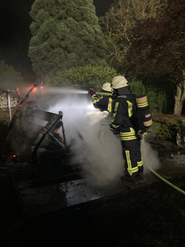 FW-EN: Brand eines Gartenhauses und ein ausgelöster Heimrauchmelder