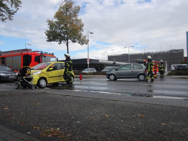 FW-MH: MH Saarn: Verkehrsunfall mit Kinderwagen
