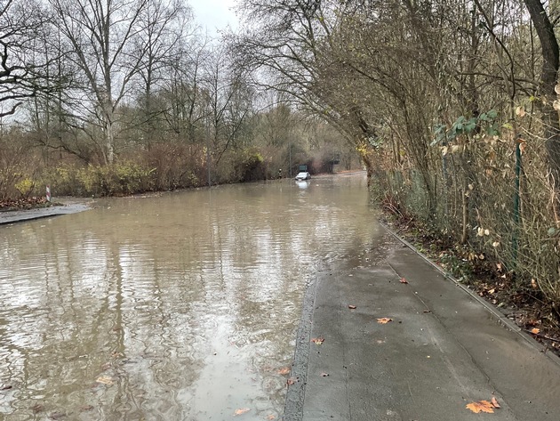 FW-DO: Wasserrohrbruch an der Rüschebrinkstraße - PKW bleibt im Wasser stecken