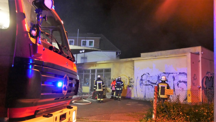 FW Celle: Drei Brände in der Nacht - Celler Feuerwehr erneut in der Carstensstraße im Einsatz!