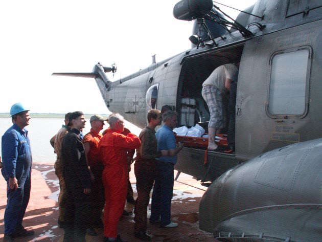 Marineflieger retten Brand-Verletzten auf der Elbe