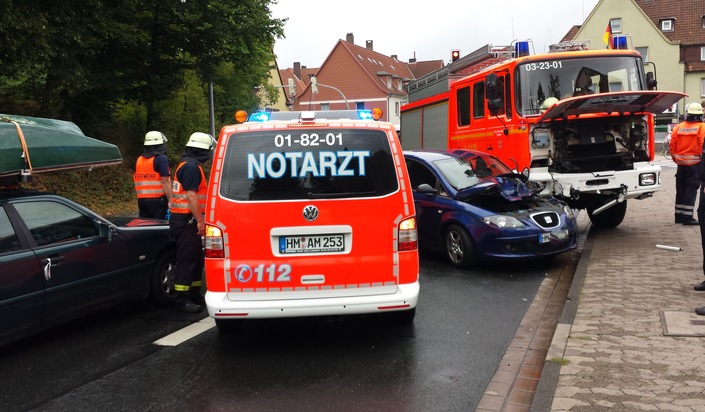 POL-HM: Schwerer Verkehrsunfall mit Beteiligung eines Feuerwehreinsatzfahrzeuges / 6 Personen zum Teil schwer verletzt