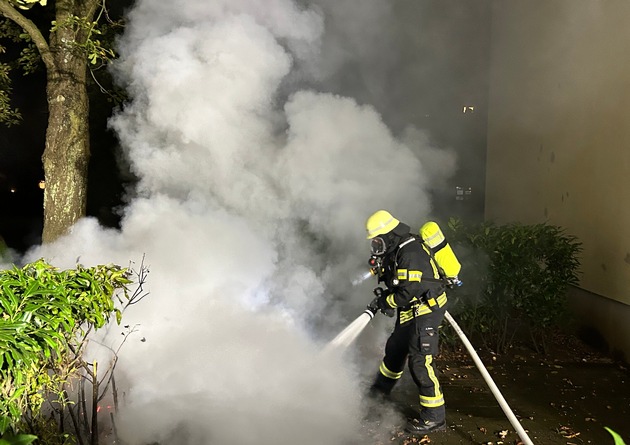 FW Moers: Einsatzreiche Silvesternacht für die Feuerwehr Moers