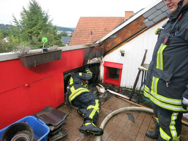 FW-AR: Rauchmelder warnt Familie rechtzeitig vor Dachstuhlbrand