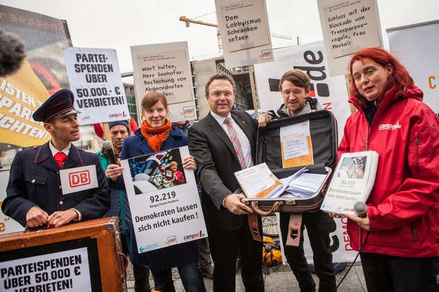 LobbyControl und Campact übergeben 100.000 Unterschriften an Innenminister Friedrich und SPD-Verhandlungsführer Oppermann / Obergrenze für Parteispenden und klare Regeln für Lobbyisten gefordert (FOTO)