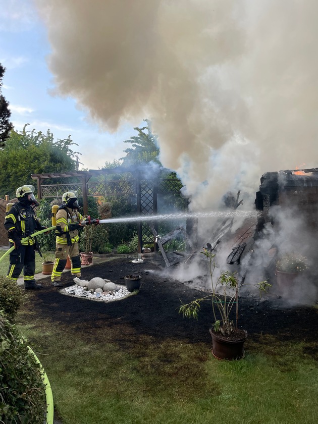 FW Lage: Feuer 2 / Gartenhüttenbrand - 19.06.2021 - 20:24 Uhr