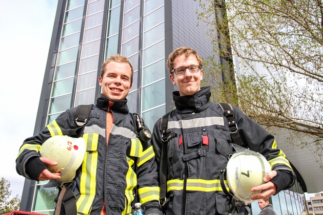 FW-KLE: Bedburg-Hauer Feuerwehrmann Lukas Schiemann beim 9. Skyrun der Feuerwehr Düsseldorf