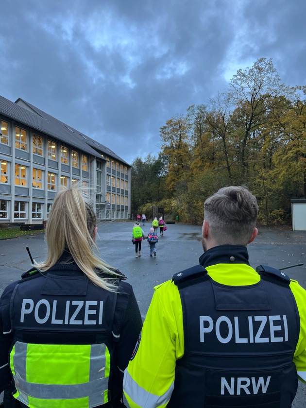 POL-MK: Helle Kleidung - am besten mit reflektierenden Elementen - rettet Leben!