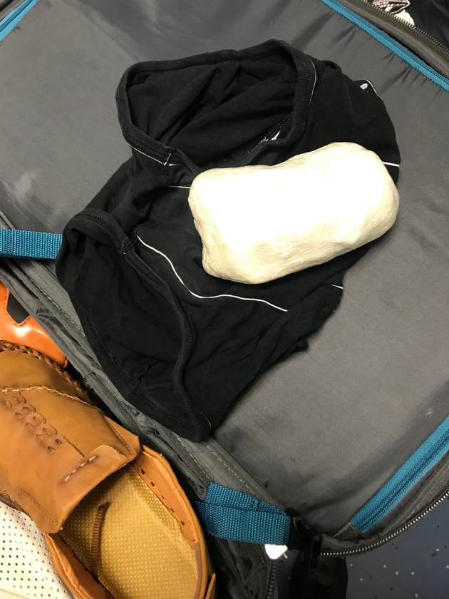 HZA-F: Drogenkurier mit 427 Gramm Kokain vom Zoll am Frankfurter Flughafen fest-genommen- Die Droge war in einem Schuh im Reisekoffer versteckt