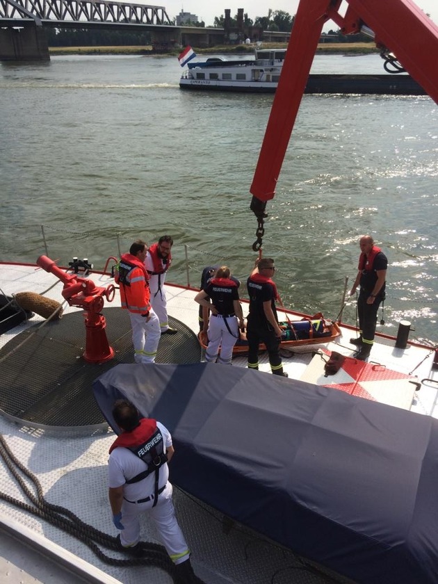 FW-D: Gestürzter Rheinschiffer führt zu Löschbooteinsatz
