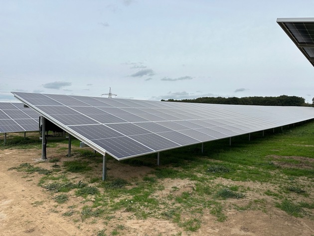 Grüne Sonnenergie für bunte Schokoquadrate. Ritter Sport nimmt eigenen Solarpark in Betrieb