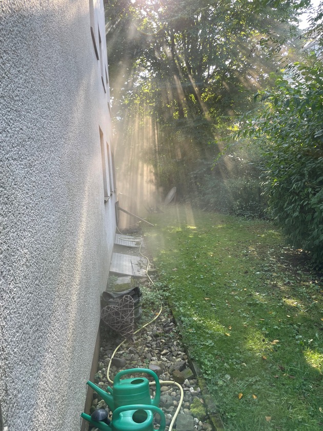 FW-E: Kellerbrand in einem Mehrfamilienhaus - Einsatzkräfte in kürzester Zeit vor Ort