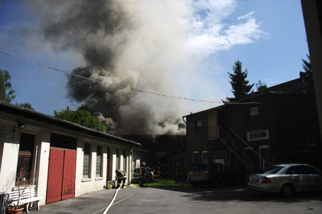 FW-E: Feuer in Werkstatt, starke Rauchentwicklung im Essener Südostviertel, eine Person verletzt