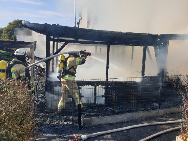 FW Menden: Gartenhütte brennt an Wohnhaus