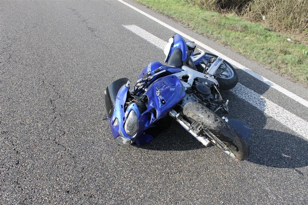 POL-PDNW: Schwerverletzter Motorradfahrer als Ergebnis eines riskanten Überholmanövers