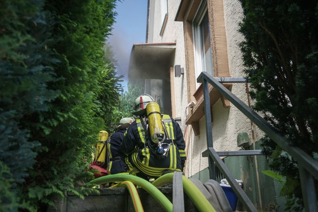 FW Menden: Einfamilienhaus nach Küchenbrand unbewohnbar