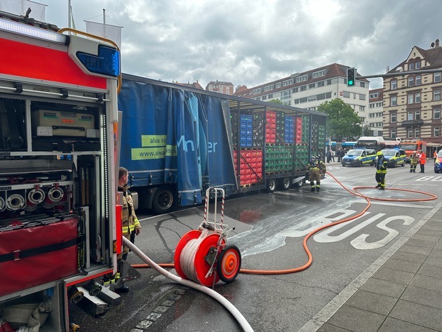 FW Stuttgart: Brennende Achse eines Sattelschleppers am Marienplatz