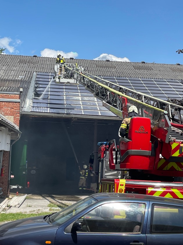 FW Mettmann: Brand einer Photovoltaikanlage auf dem Dach eines Gehöfts