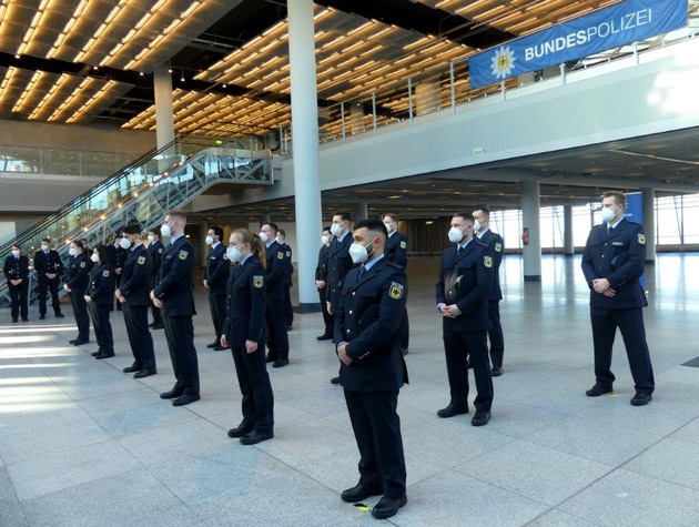 BPOL NRW: Ernennung und Vereidigung von über 50 neuen Kolleginnen und Kollegen - Bundespolizei am Flughafen Düsseldorf erhält Personalzuwachs