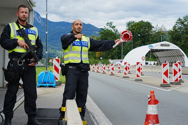 Bundespolizeidirektion München: Autofahrer durchbricht Grenzkontrolle der Bundespolizei auf der A8 - unter dem Einfluss von Amphetamin mit Höchstgeschwindigkeit nach München