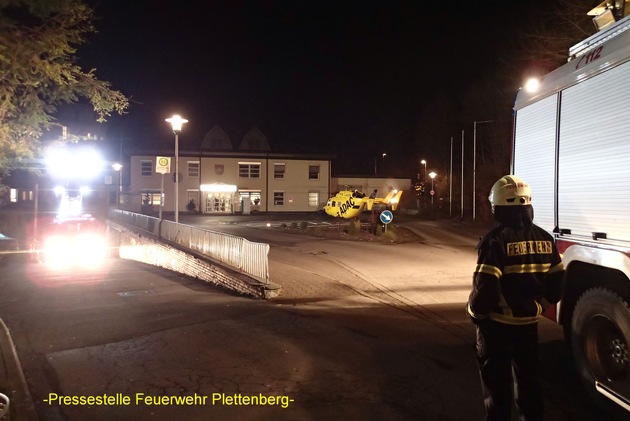 FW-PL: Christoph Westfalen landet in Plettenberg. Feuerwehr leuchtet Landeplatz aus