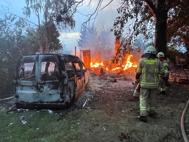 FW Lehrte: Laubenbrand im Wald bei Grafhorn