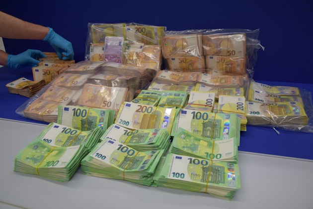 ZOLL-M: Rund 1,4 Millionen Euro Bargeld bei Reisegepäckkontrolle am Flughafen München durch Sicherheitspersonal entdeckt.