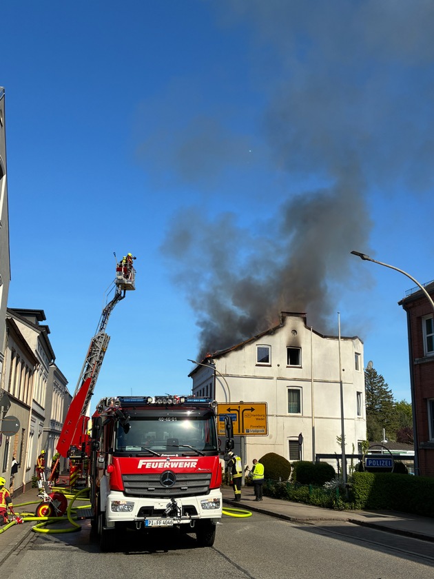 FW-PI: Abschlussmeldung: Uetersen: Großfeuer beschäftigt 70 Einsatzkräfte aus 4 Feuerwehren. Feuer nach 4 Stunden gelöscht