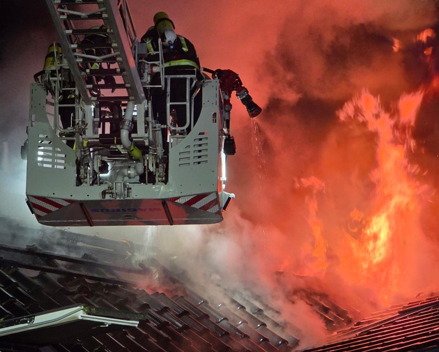 FW Celle: Dachstuhlbrand in Gro&szlig; Hehlen - Celler Feuerwehr im Gro&szlig;einsatz