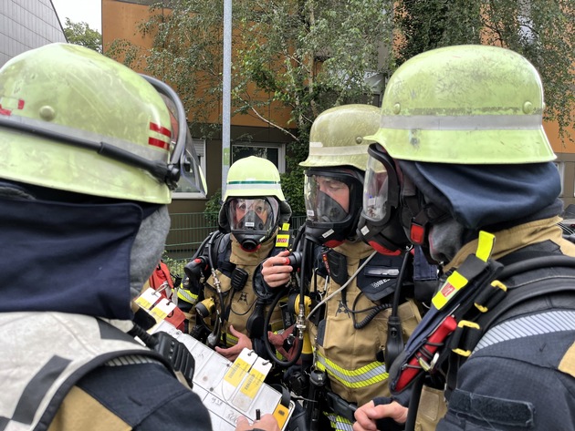 FW-E: Aufzugsbrand in Essen-Holsterhausen - Rauch breitet sich über mehrere Etagen aus