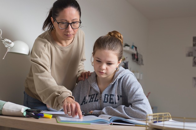 Schule, die versteckte Stress- und Karrierefalle für Mütter / Repräsentative YouGov Umfrage &quot;Schulstress und Mental Load&quot; unter 1.053 Eltern im Auftrag des privaten Bildungsanbieters Studienkreis