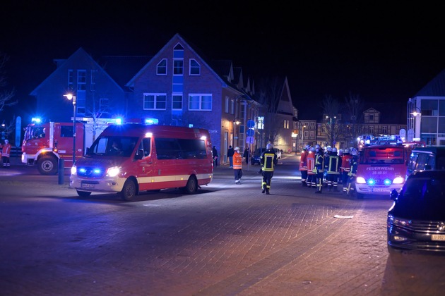 FW Lüchow-Dannenberg: ++ Zimmerbrand in Lüchow ++ Feuerwehr bringt Bewohner ins Freie ++ Katzen gerettet ++ keine Verletzten ++