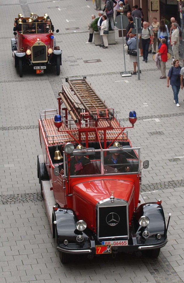 &#039;Steig Auf&#039; - Die Geschichte der Feuerwehrleiter Historischer Corso durch die Ulmer Innenstadt - 06.07.2003 ---Sperrfrist 15 Uhr---