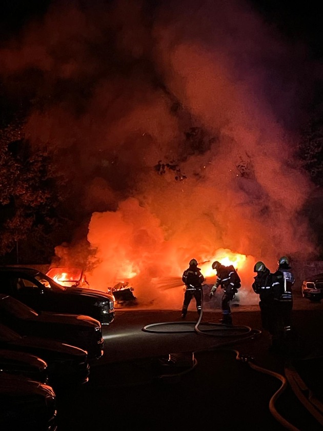 FW Paderborn: Drei Pkw auf abgeschlossenem Hinterhof in Vollbrand Feuerwehr verhindert Ausbreitung