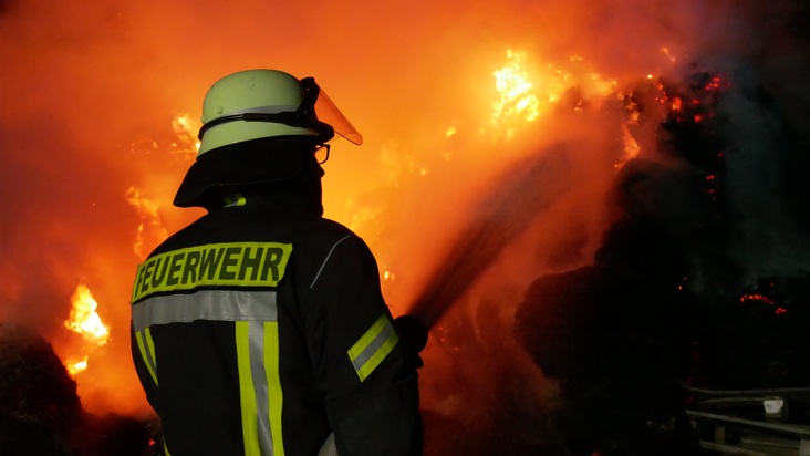 FW Celle: 200 Rundballen brennen in Garßen - Strohmiete in Vollbrand!