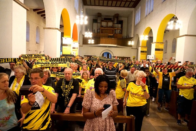 Schwarz-gelbe Gottesdienstgemeinde feiert Saisonauftakt - Letzte Feier vor dem Umbau der Dreifaltigkeitskirche mit großer Beteiligung