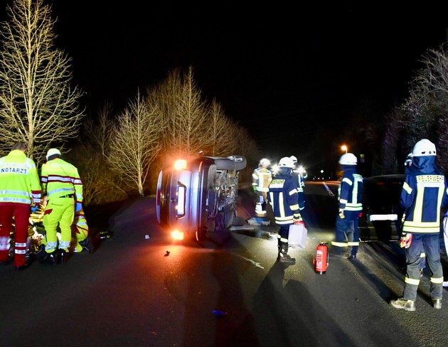 FF Olsberg: Frau rammt geparkten PKW in Olsberg