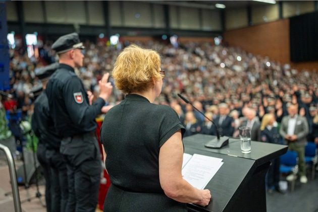 POL-AK NI: In einer feierlichen Zeremonie wurden heute in der Swiss Life Hall Hannover 760 Studierende der Bachelorstudiengänge BA 25/24 und BA 26/25 vereidigt.
