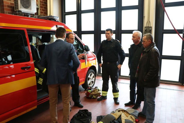 FW-HL: Serbische Delegation besucht Feuerwehr der Hansestadt Lübeck / Reges Interesse an Abläufen in Integrierter Leitstelle für Feuerwehr und Rettungsdienst