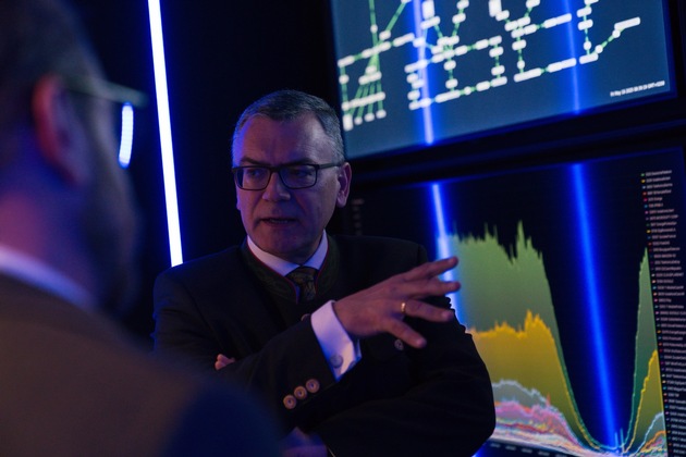 Bayerische Cybersicherheit für Europas Daten - Bayerns Staatskanzleichef Herrmann besucht Myra Security