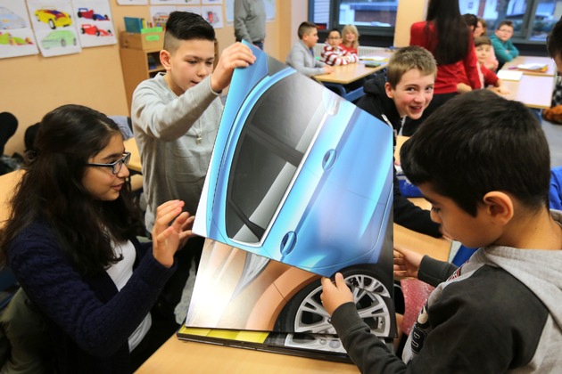 Frisch, sportlich und emotional: Ford-Designerin erklärt Schülern der Duisburger Heinrich-Heine-Gesamtschule die Wirkung von Farben (FOTO)